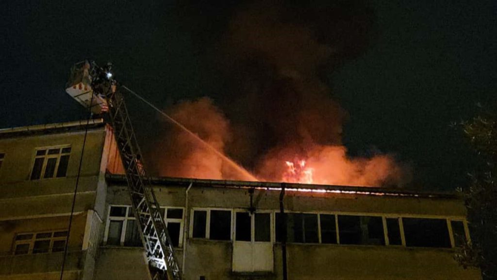 Incendio devastante a Beyoğlu: una notte di terrore e conseguenze imprevedibili