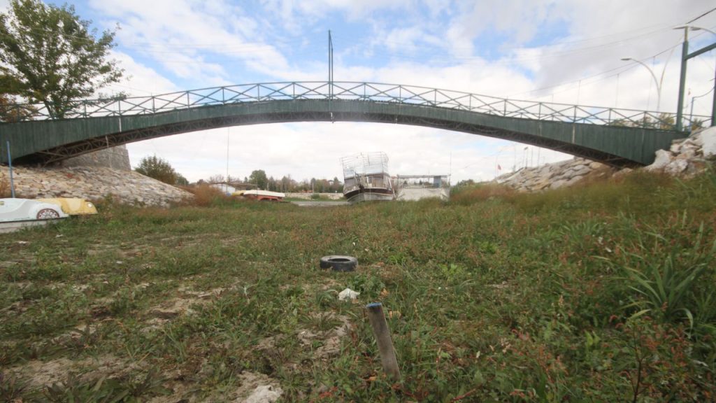 Beyşehir Gölü&#039;nde kuraklık alarmı: Yatlar karaya oturdu, adaya yürüyerek gidiliyor