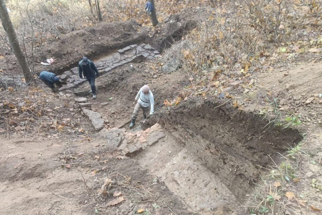 В Приютино отрыли фундамент старинной бани, в которой мылся баснописец Крылов