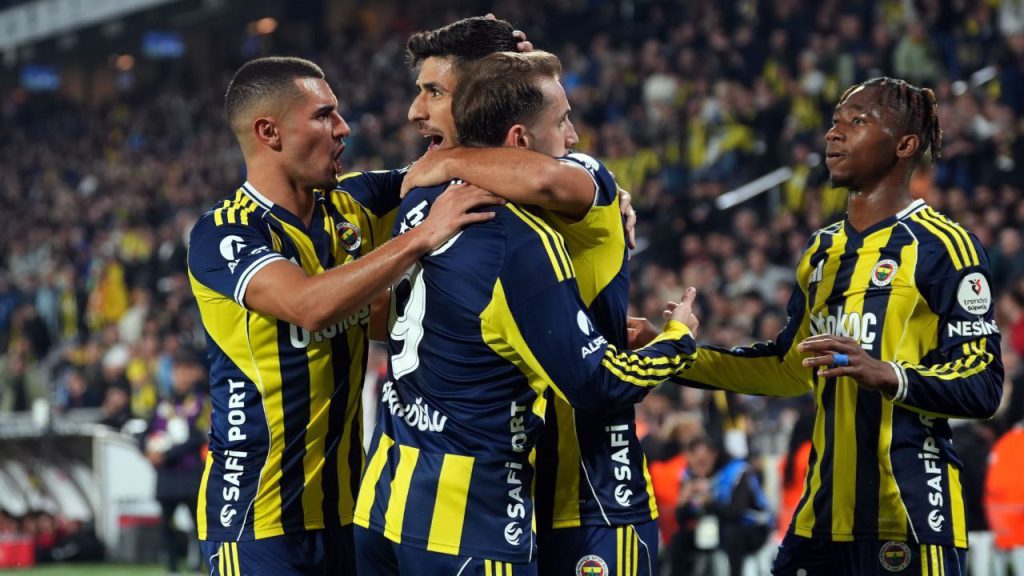 Bu kadar umarsız oyuncularla nereye kadar? | Spor yazarları Fenerbahçe&#039;yi değerlendirdi