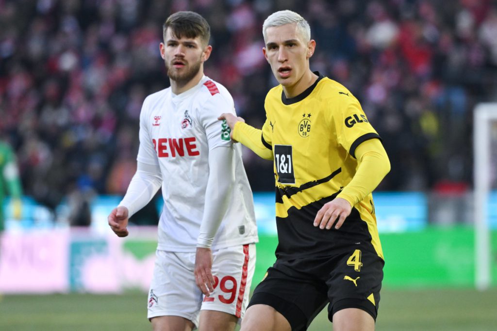 Il BVB Affronta una Sfida Cruciale: Due Giocatori Chiave in Dubbio per la Partita contro il Köln

Approfondimento
La situazione sembra essere critica per il BVB, con due giocatori fondamentali che potrebbero non essere disponibili per la partita contro il Köln.

Possibili Conseguenze
La mancanza di questi due giocatori potrebbe avere un impatto significativo sulla partita, mettendo in difficoltà il BVB nella sua corsa per la vittoria.

Opinione
Non è ancora chiaro come il BVB gestirà l&#039;assenza di questi due giocatori, ma è certo che la squadra dovrà trovare una soluzione per colmare il vuoto lasciato dalle loro assenze.

Analisi Critica dei Fatti
La situazione attuale del BVB è critica, ma la squadra ha già dimostrato in passato di essere in grado di adattarsi alle difficoltà e di trovare soluzioni per superare gli ostacoli.

Relazioni con altri fatti
La partita contro il Köln è solo una delle sfide che il BVB dovrà affrontare nella stagione, e la squadra dovrà essere in grado di gestire la pressione e le aspettative per raggiungere i suoi obiettivi.

Contesto storico
Il BVB ha già affrontato situazioni difficili in passato, e la squadra ha sempre dimostrato di essere in grado di reagire e di trovare la forza per superare gli ostacoli.

Fonti
La notizia è stata riportata dal sito Bundesliga.com, che è una fonte attendibile per le notizie sulla Bundesliga.
