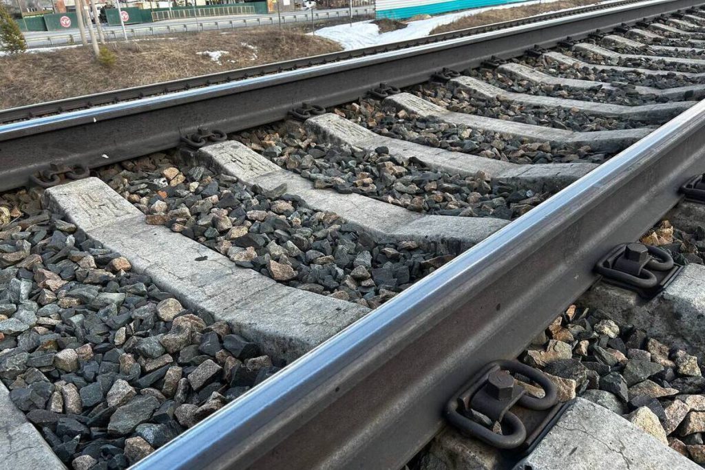 Incidente sul lavoro in Altajskij kraj: un lavoratore ferito da un treno in movimento, indagine in corso