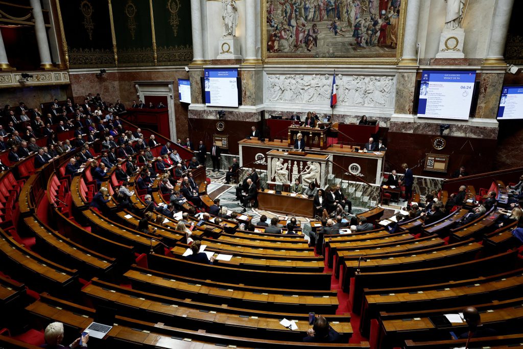 La Francia Affronta la Grande Battaglia del Budget all&#039;Assemblea dopo la Declassificazione del Rating da parte di S&amp;P