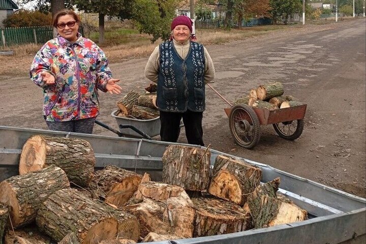 «Единая Россия» Запорожской области оказала помощь жителям Кохановской группы сёл в обеспечении дровами