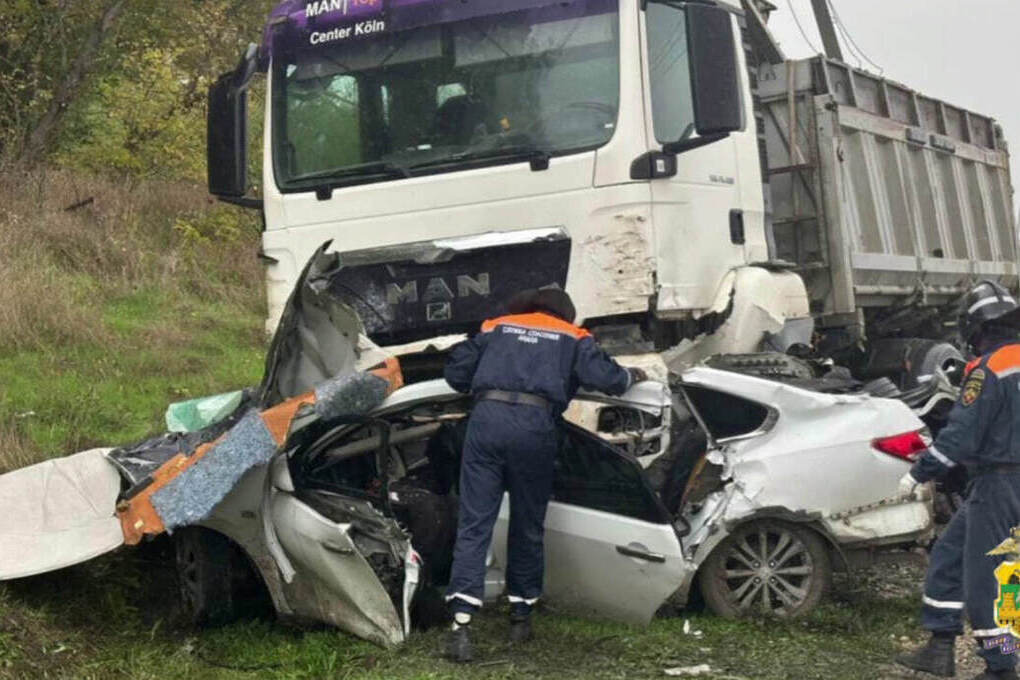 В ДТП с большегрузом в Анапе погибли 3 молодых людей