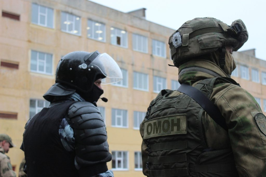 Rosgvardia di Smolensk partecipano alla Giornata del Richiamato per promuovere la difesa nazionale e il servizio militare tra i giovani