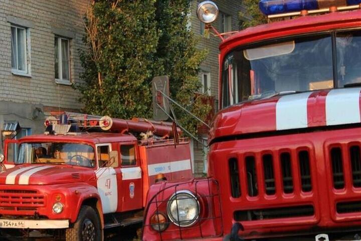 Incendio devastante a Sochi: fiamme distruggono pavilioni commerciali vicino a un albergo nella città russa sul Mar Nero