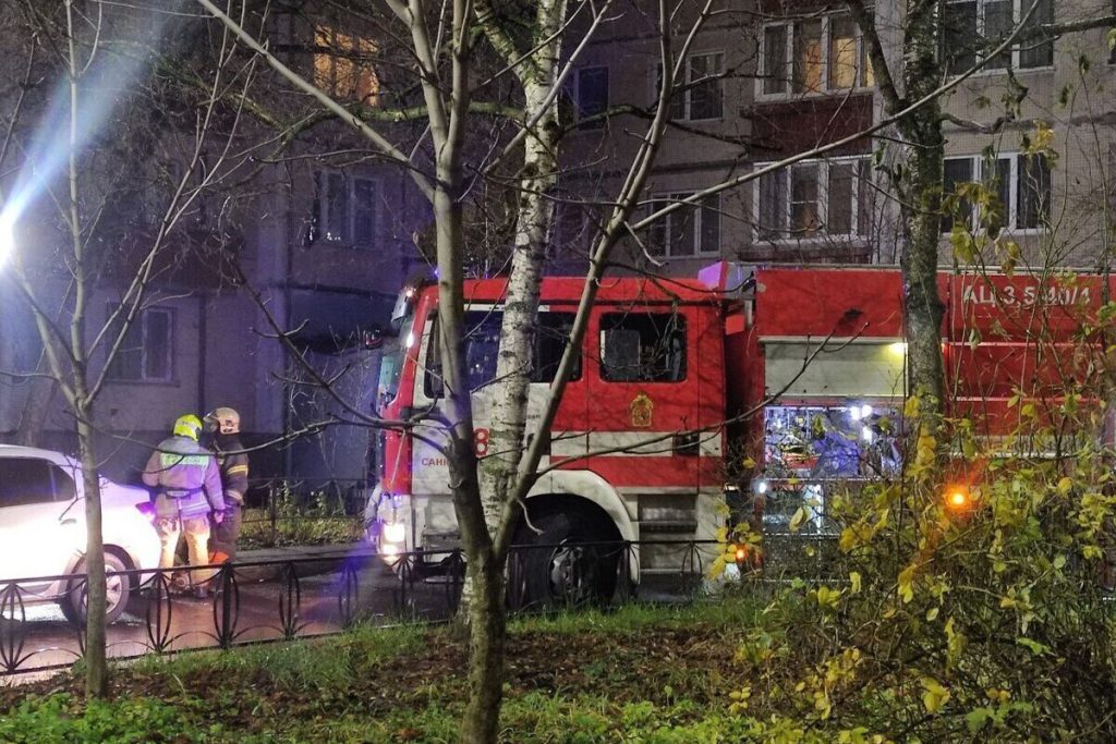 При пожаре в Василеостровском районе эвакуировали 20 человек