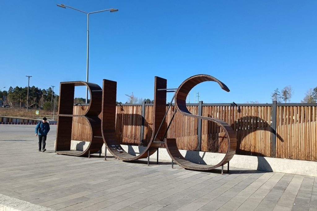 Пассажирский автобус в Екатеринбурге объехал пробку по тротуару