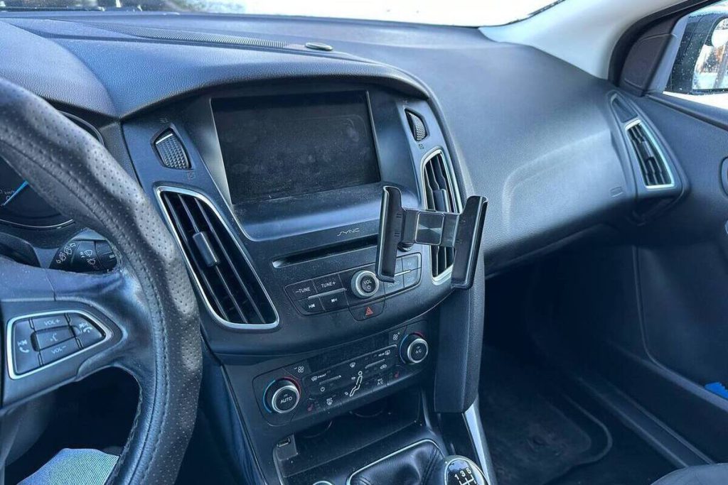 Угонщик авто сбил 10-летнего ребенка во время попытки сбежать в Петербурге