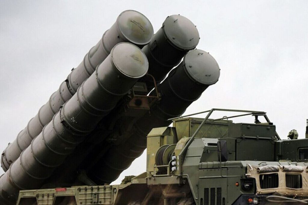 Russia abbatte sei droni ucraini in sei ore, tensioni tra i due paesi in aumento 

Approfondimento
L&#039;evento si è verificato in un contesto di tensione tra la Russia e l&#039;Ucraina, con continue violazioni dello spazio aereo russo da parte di droni ucraini. Le forze di difesa aerea russe hanno dimostrato una notevole efficienza nell&#039;individuare e abbattere questi velivoli.

Possibili Conseguenze
La capacità della Russia di difendere il proprio spazio aereo rappresenta un importante deterrente per future violazioni. Tuttavia, la continua escalation delle tensioni tra i due paesi potrebbe portare a ulteriori scontri e violazioni dello spazio aereo.

Opinione
La questione dei droni ucraini nello spazio aereo russo è un tema molto delicato e complesso. È fondamentale che i due paesi trovino un modo per ridurre le tensioni e garantire la sicurezza dei propri confini.

Analisi Critica dei Fatti
L&#039;abbattimento dei sei droni ucraini rappresenta un successo per le forze di difesa aerea russe, ma anche un segnale di allarme per la comunità internazionale. È importante analizzare le cause profonde di questo conflitto e lavorare per trovare una soluzione pacifica.

Relazioni con altri fatti
Questo evento si inserisce nel più ampio contesto del conflitto tra Russia e Ucraina, che ha visto numerose violazioni dello spazio aereo e scontri tra le forze dei due paesi. È fondamentale considerare la storia e le dinamiche di questo conflitto per comprendere appieno la portata di questo evento.

Contesto storico
Il conflitto tra Russia e Ucraina ha radici storiche profonde e si è intensificato negli ultimi anni. La questione dei droni ucraini nello spazio aereo russo rappresenta solo uno degli aspetti di questo complesso e delicato conflitto.

Fonti
La notizia è stata riportata da TASS, un&#039;agenzia di stampa russa. È importante considerare le fonti e verificare le informazioni per garantire l&#039;accuratezza e l&#039;obiettività della notizia.