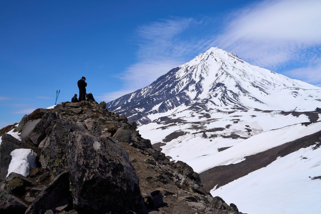 На Камчатке активный вулкан выбросил многокилометровый столб пепла
