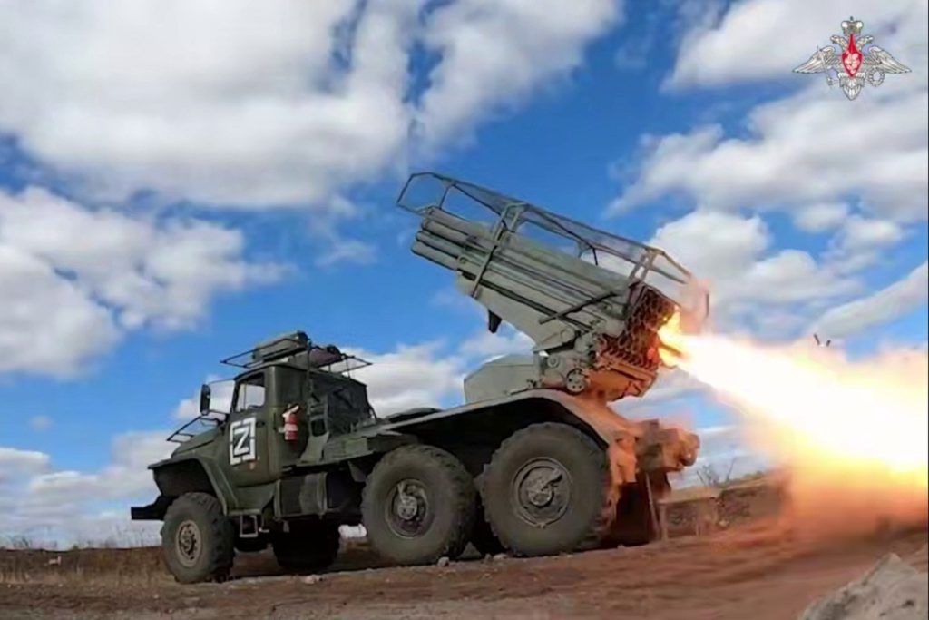 Operazione Militare nel Donbass: Unità di Artiglieria a Razzo &quot;Grad&quot; Distruggono Punti di Controllo dei Droni Ucraini