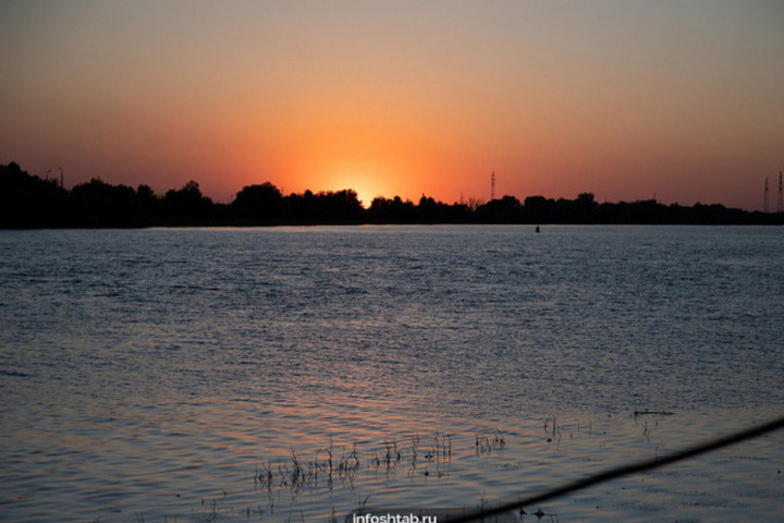 Il 25 ottobre 2025: tradizioni e credenze del giorno di Andronico Stellatore, cosa fare e cosa evitare secondo le antiche usanze slave 

Approfondimento
Andronico Stellatore è una figura legata alle tradizioni popolari slave, associate alle stelle e ai fenomeni celesti. In questo giorno, secondo le credenze popolari, ci sono determinate azioni che è meglio evitare per non attirare cattive fortune o influenze negative.

Possibili Conseguenze
Le conseguenze di non rispettare le tradizioni del giorno di Andronico Stellatore possono variare a seconda delle credenze locali. Alcune persone ritengono che ignorare queste tradizioni possa portare a problemi di salute, difficoltà economiche o relazionali.

Opinione
È importante notare che le tradizioni popolari sono parte integrante della cultura e della storia di un popolo. Rispettare queste tradizioni può essere visto come un modo per mantenere viva la memoria storica e culturale.

Analisi Critica dei Fatti
Dal punto di vista storico e culturale, il giorno di Andronico Stellatore rappresenta un&#039;occasione per riflettere sull&#039;importanza delle tradizioni popolari nella società moderna. È fondamentale analizzare criticamente queste tradizioni per comprendere il loro significato e il loro impatto sulla comunità.

Relazioni con altri fatti
Le tradizioni associate al giorno di Andronico Stellatore possono essere collegate ad altre festività e celebrazioni che si svolgono durante l&#039;anno. Queste relazioni possono aiutare a comprendere meglio il contesto culturale e storico in cui si inseriscono.

Contesto storico
Il contesto storico del giorno di Andronico Stellatore è legato alle antiche credenze slave e alla loro osservazione dei fenomeni celesti. Queste credenze hanno influenzato lo sviluppo delle tradizioni popolari nel corso dei secoli.

Fonti
La fonte di questo articolo è Fonte RSS. Per ulteriori informazioni, si consiglia di consultare fonti storiche e culturali specializzate.