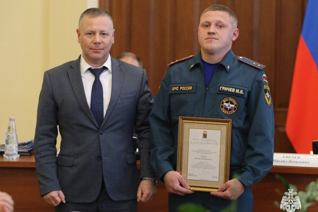 Ярославский пожарный получил награду от губернатора за спасение утопавших