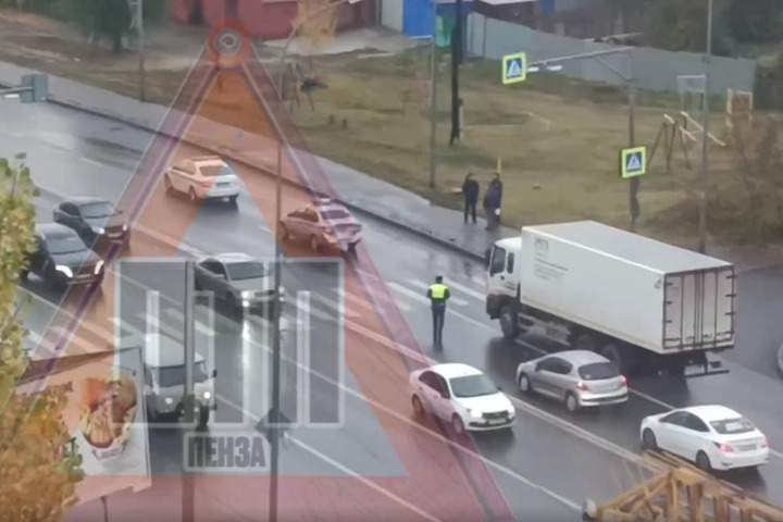 В Пензе на Окружной столкнулись грузовик и полицейский автомобиль