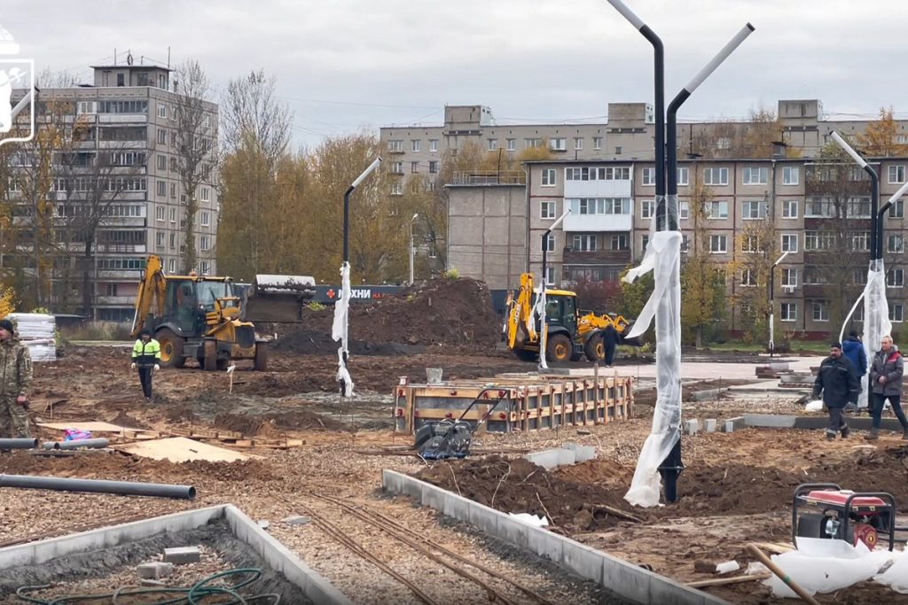 В Ярославле на аллее Ивана Ткаченко начали засыпать газон