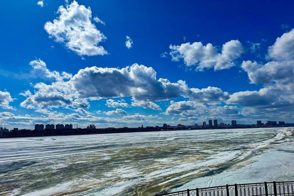 Clima anomalo in Russia: la regione di Vladimir sperimenta una primavera anticipata in ottobre

Approfondimento
La regione di Vladimir, situata nella parte europea della Russia, sta sperimentando un clima insolito per la stagione. Invece della neve attesa per questo periodo dell&#039;anno, la regione sta godendo di un clima primaverile.

Possibili Conseguenze
Questo clima anomalo potrebbe avere conseguenze sulla flora e la fauna locali, poiché le piante e gli animali si preparano per l&#039;inverno in base alle condizioni climatiche attuali. Inoltre, il clima primaverile potrebbe influenzare la produzione agricola e le attività economiche della regione.

Opinione
Non è possibile esprimere un&#039;opinione oggettiva su questo fenomeno, poiché si tratta di un evento climatico che può essere analizzato solo attraverso dati e fatti concreti.

Analisi Critica dei Fatti
L&#039;analisi dei dati climatici mostra che la regione di Vladimir sta sperimentando un clima anomalo, con temperature più alte della media per questo periodo dell&#039;anno. Tuttavia, è importante notare che questo fenomeno potrebbe essere parte di una tendenza più ampia di cambiamento climatico.

Relazioni con altri fatti
Il clima anomalo nella regione di Vladimir potrebbe essere collegato ad altri eventi climatici che si stanno verificando in altre parti del mondo. È importante studiare e analizzare questi fenomeni per comprendere meglio i cambiamenti climatici globali.

Contesto storico
La regione di Vladimir ha una storia di climi estremi, con inverni freddi e estati calde. Tuttavia, il clima anomalo attuale è un evento insolito per la stagione.

Fonti
La fonte di questo articolo è RBC, un sito di notizie russo che fornisce informazioni aggiornate su eventi climatici e altri argomenti di interesse.