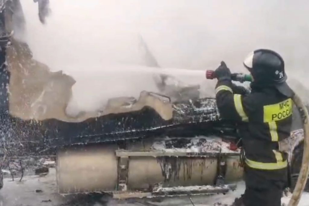 На Дону дотла сгорел грузовик