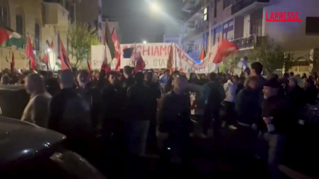 Roma, corteo pro-Pal torna verso piazza Verdi: ancora idranti per fermare i manifestanti