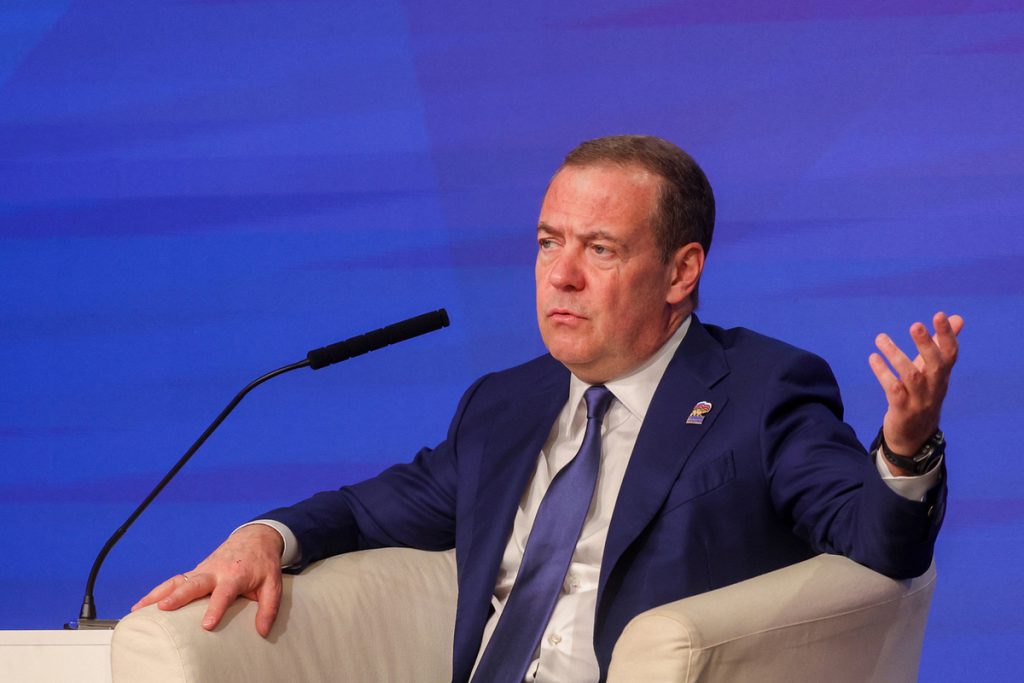 &#034;США - наш противник&#034;: Медведев резко ответил на действия Трампа