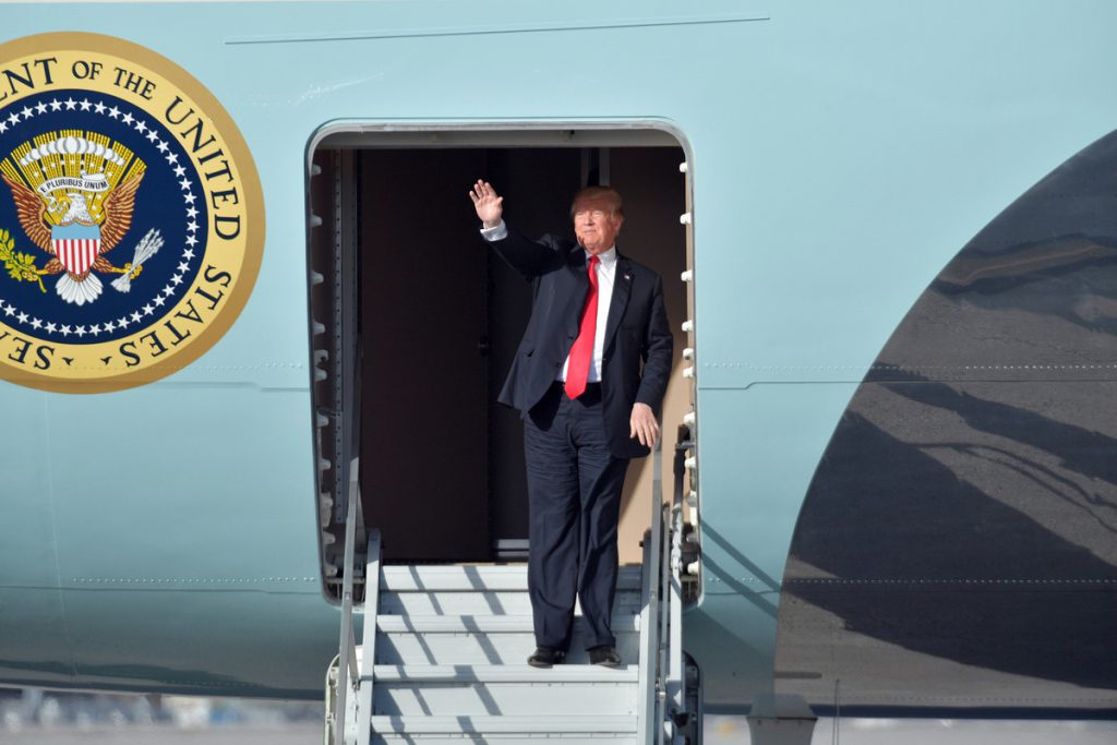 Обнаружена охотничья вышка с видом на зону приземления самолета Трампа, введен красной код