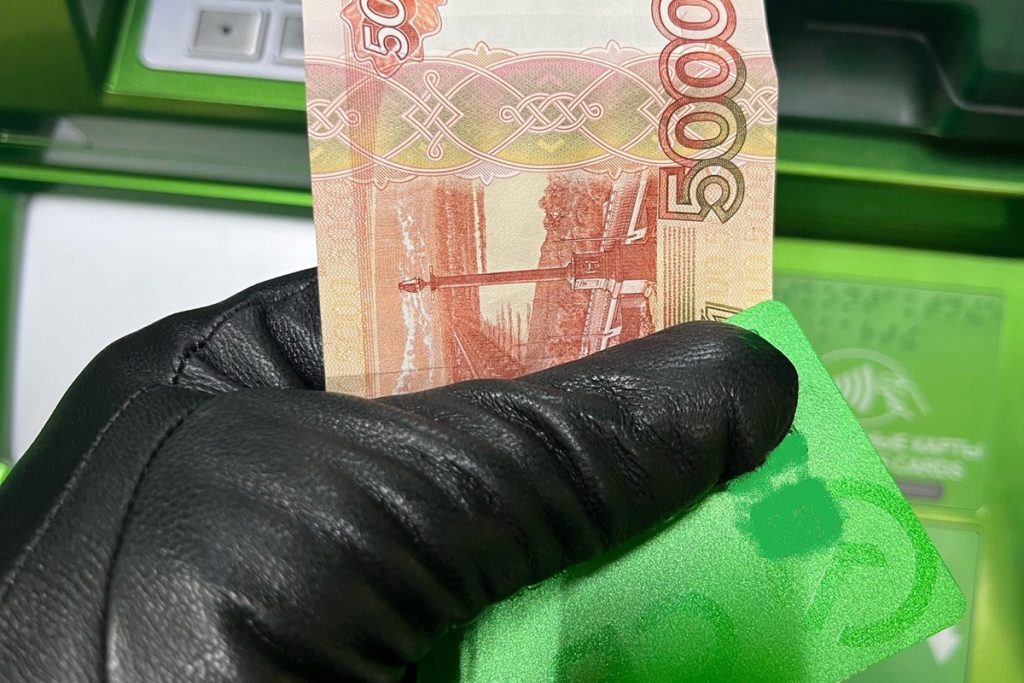 Орловец потратил с чужой карты 8 тысяч и оказался под подпиской о невыезде