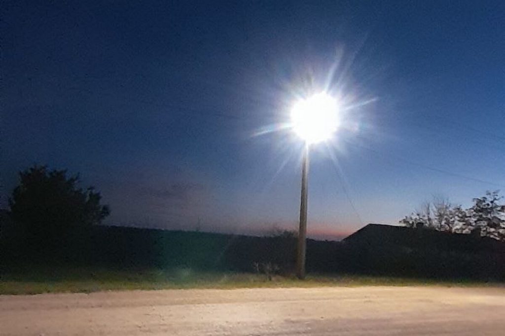 В херсонском селе Полевое отремонтировали уличное освещение