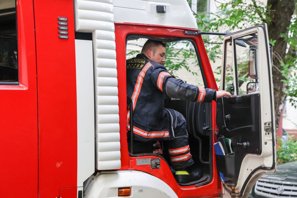 Tragedia nel Territorio di Krasnoyarsk: Incendio in Abitazione Privata Causa la Morte di Madre e Figlia