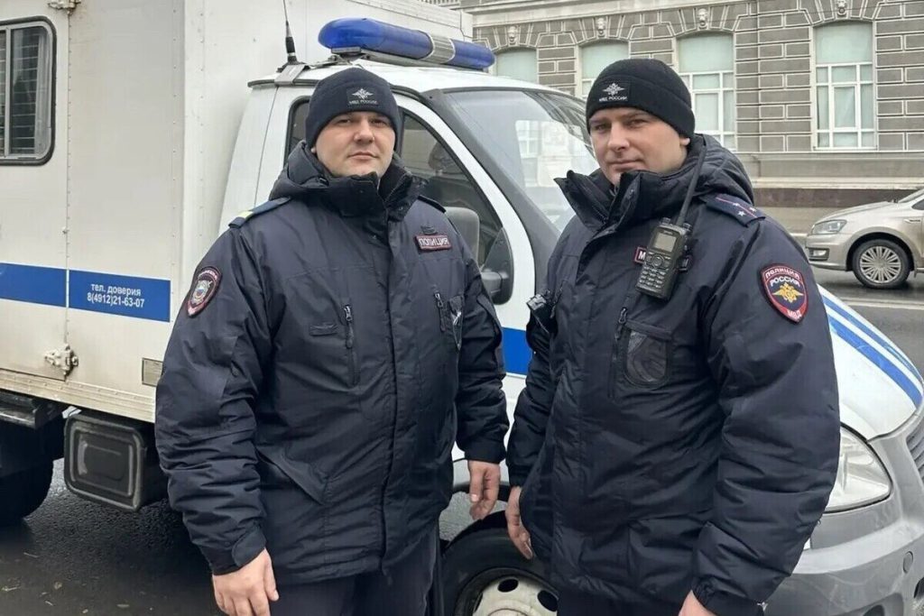 Сотрудники полиции в Рязани оказали помощь пострадавшим в ДТП подросткам