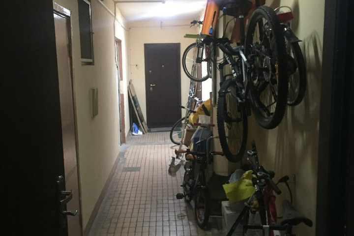 Regole di convivenza negli edifici residenziali multifamiliari: gli inquilini della Carelia ricordati del divieto di occupare gli spazi comuni 

Approfondimento
Un recente avviso rivolto ai residenti della Carelia ha ribadito l&#039;importanza di rispettare le regole di convivenza negli edifici residenziali multifamiliari. Gli spazi comuni, come corridoi, scale e giardini, sono destinati all&#039;uso di tutti gli inquilini e non possono essere occupati da singoli individui con oggetti di loro proprietà.

Possibili Conseguenze
L&#039;occupazione degli spazi comuni può avere gravi conseguenze, tra cui problemi di sicurezza, igiene e accessibilità. Inoltre, può creare tensioni tra gli inquilini e danneggiare la convivenza pacifica nell&#039;edificio, compromettendo il benessere e la libertà di tutti i residenti.

Opinione
È fondamentale che gli inquilini siano consapevoli delle regole di convivenza e rispettino gli spazi comuni. Ciò contribuisce a mantenere un ambiente pulito, sicuro e accogliente per tutti, migliorando la qualità della vita e favorndo un senso di comunità.

Analisi Critica dei Fatti
La questione della occupazione degli spazi comuni è un problema comune negli edifici residenziali multifamiliari. È cruciale che gli inquilini siano informati delle regole e delle conseguenze della loro inosservanza, al fine di prevenire conflitti e garantire un ambiente di convivenza pacifica.

Relazioni con altri fatti
Questo problema è collegato ad altre questioni, come la manutenzione degli edifici e la gestione dei rifiuti. È importante che gli inquilini collaborino per mantenere gli spazi comuni puliti e sicuri, promuovendo una cultura di responsabilità e rispetto reciproco.

Contesto storico
La questione della occupazione degli spazi comuni è un problema che esiste da tempo. Tuttavia, negli ultimi anni, c&#039;è stata una maggiore attenzione verso la convivenza pacifica e il rispetto degli spazi comuni, riflettendo un crescente interesse per la qualità della vita e il benessere dei residenti.

Fonti
Fonte: Karelia News