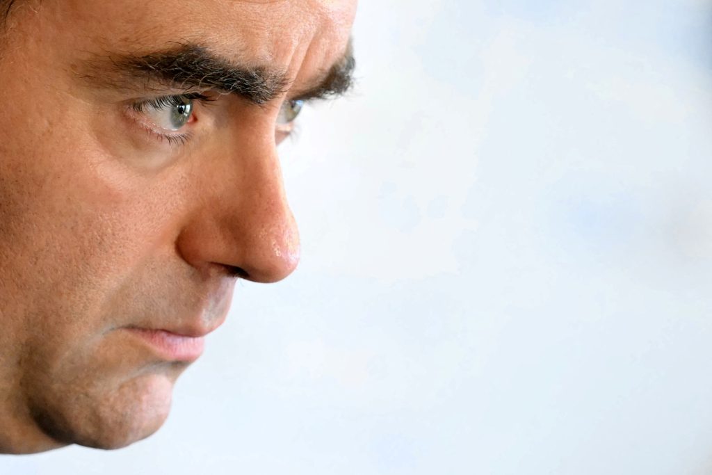 Sfida al Governo: il Primo Ministro deve navigare tra budget limitato e minacce di censure senza una maggioranza assoluta