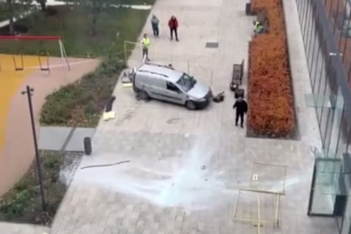 Incidente a Mosca: finestrino cade da grattacielo, sfiorando una persona