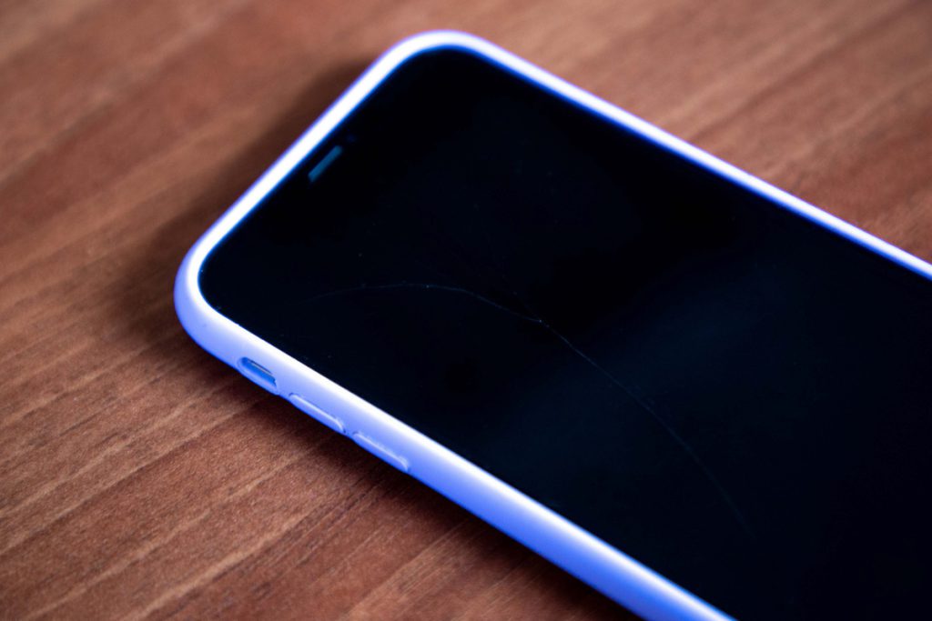 Житель Тверской области стащил телефон, испугался и выбросил его на улице