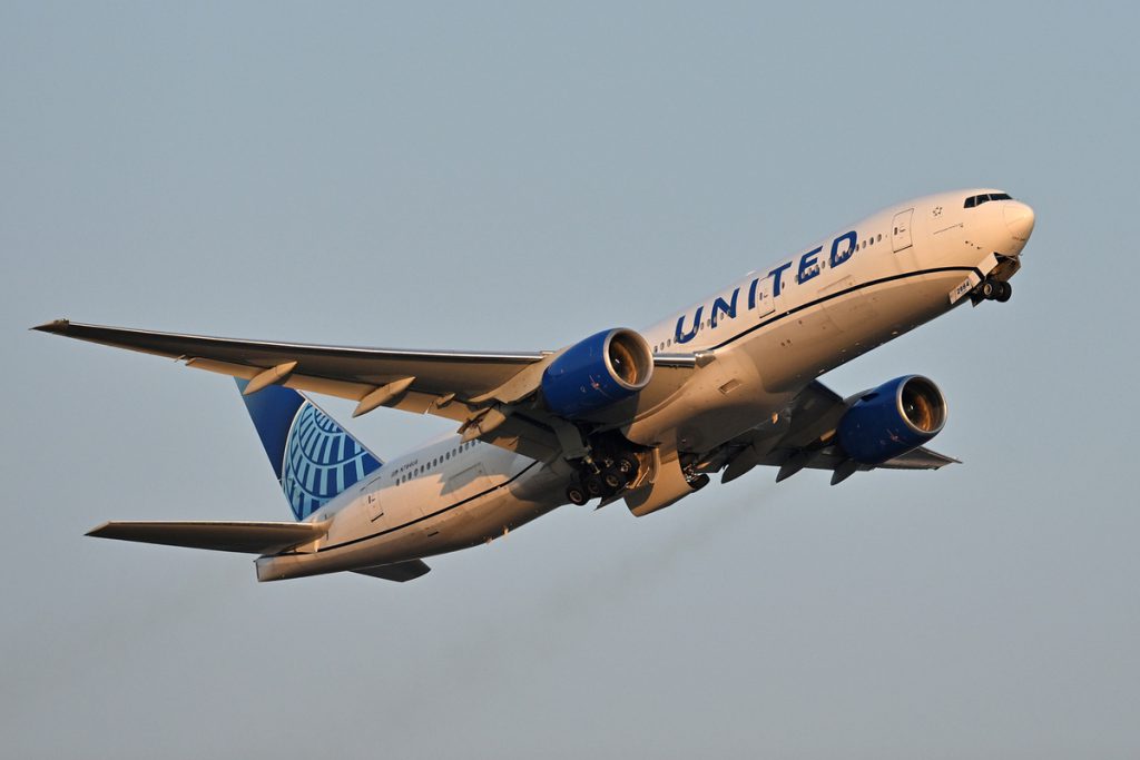 Aereo di Linea in Collisione con Oggetto Ignoto: Incidente a Salt Lake City Solleva Interrogativi sulla Sicurezza del Traffico Aereo