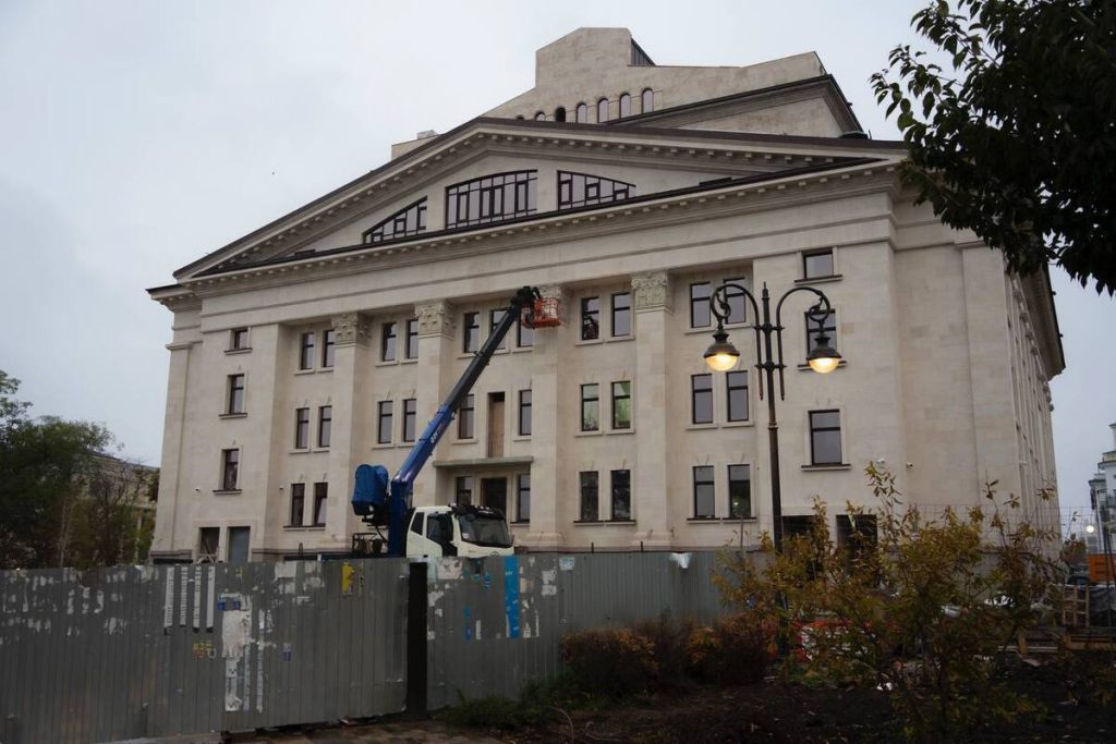 Ricostruzione del Teatro Drammatico di Mariupol: Un Passo Verso la Rinascita Culturale e Sociale della Città