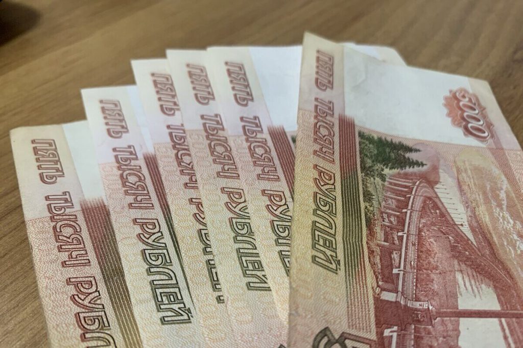 Docente universitario russo condannato per corruzione accademica con multa di 2,5 milioni di rubli e revoca dell&#039;insegnamento per quattro anni