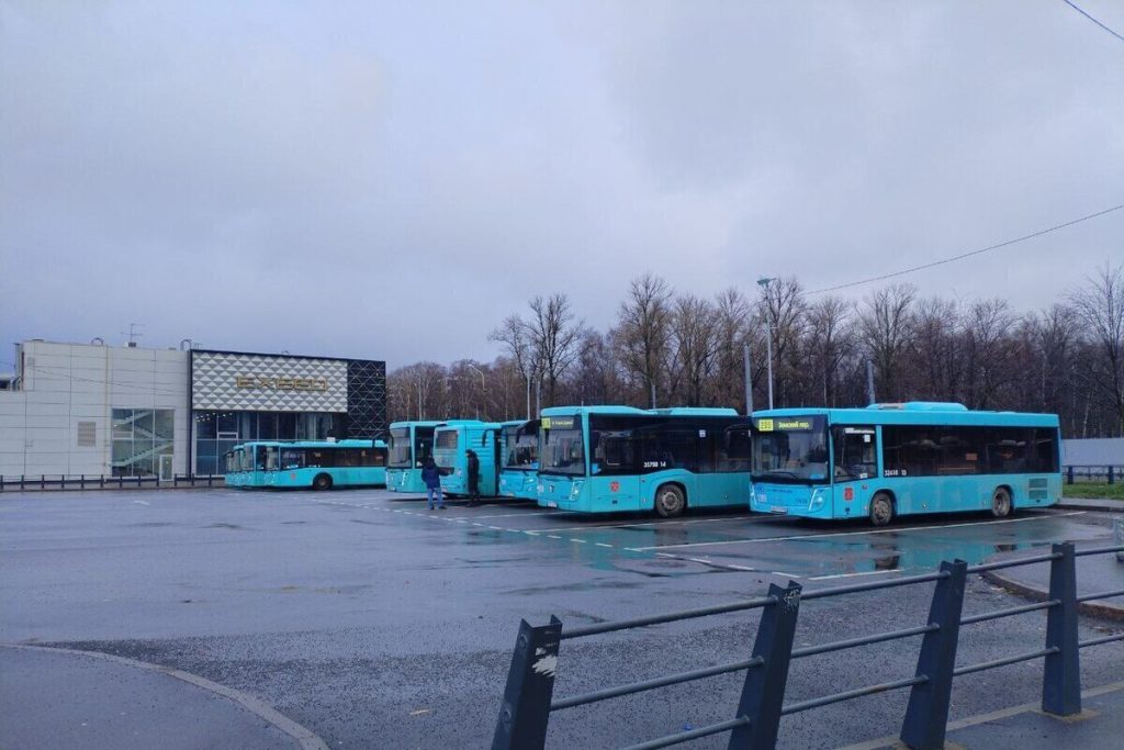 Scontro tra due autobus a San Pietroburgo: indagine aperta e preoccupazioni per la sicurezza dei trasporti pubblici