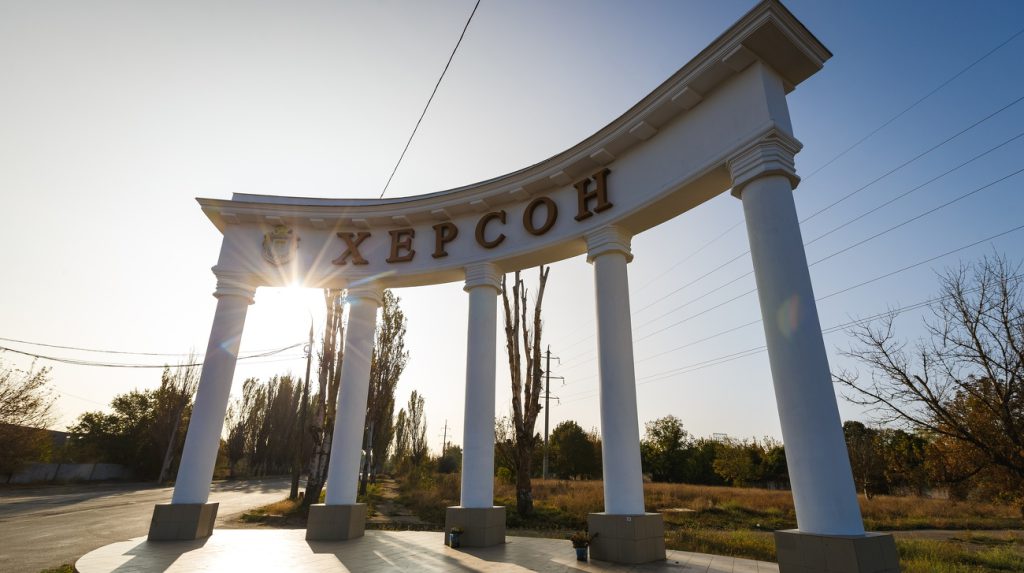 Attacco russo a Kherson: due morti e feriti tra i civili, la comunità internazionale condanna la violenza