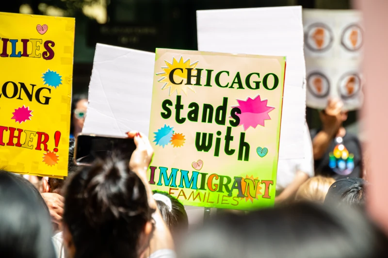 Dipartimento della Sicurezza Interna nega presunto raid dell&#039;ICE su parrocchia di Chicago mentre la comunità immigrata teme deportazioni di massa