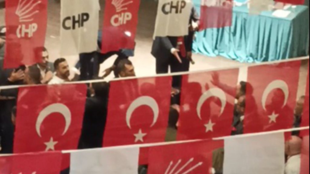 CHP Kahramanmaraş Kongresi’nde kavga çıktı! Adayların taraftarları birbirine girdi