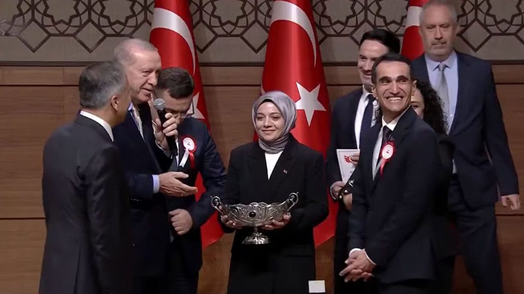 Cumhurbaşkanı Erdoğan, kaymakamın kurasını ikinci kez çekti! Törende tebessüm ettiren anlar