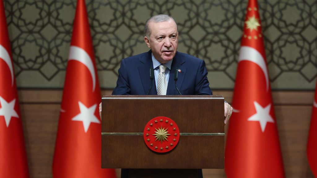 Erdoğan&#039;dan idarecilere sosyal medya uyarısı: Şahsi ikballerine alet edene toleransımız yok