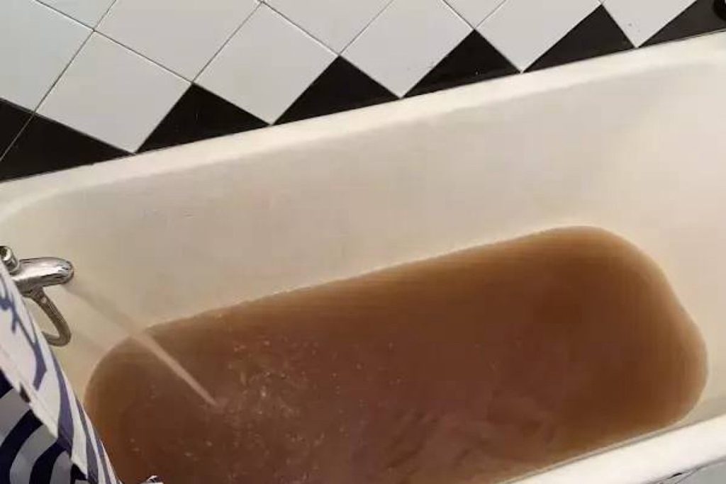 Плату за ржавую воду из кранов просят Ростовчане