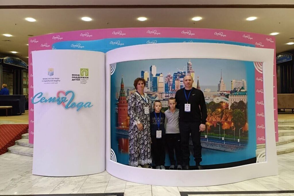 Famiglia Numerosa della DNR Vince Concorso Nazionale in Russia