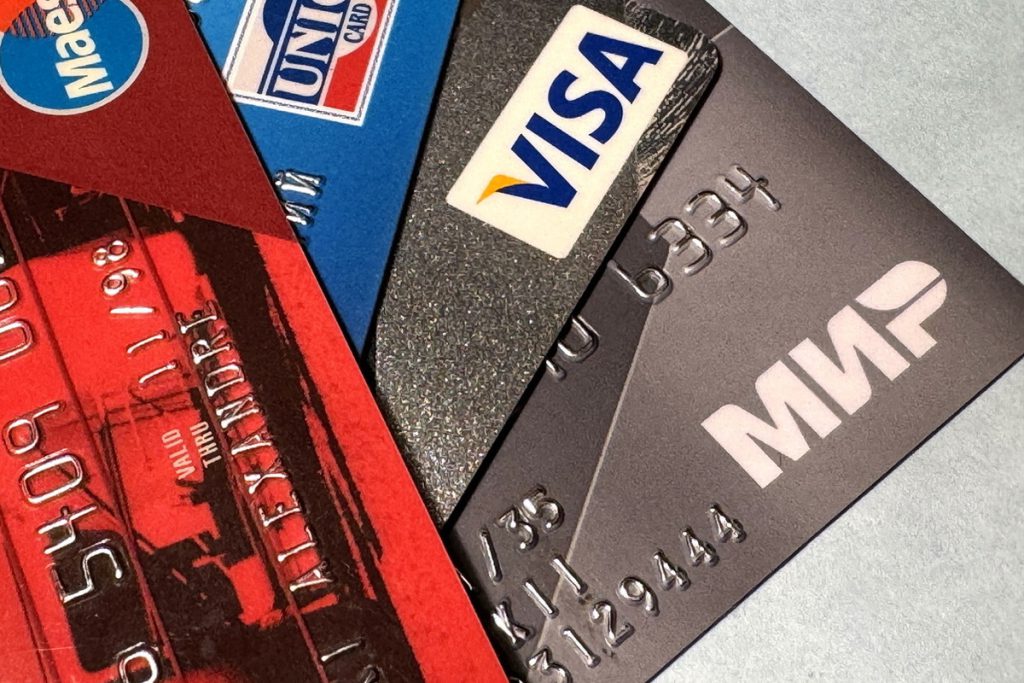 В России с декабря ограничат количество банковских карт на человека