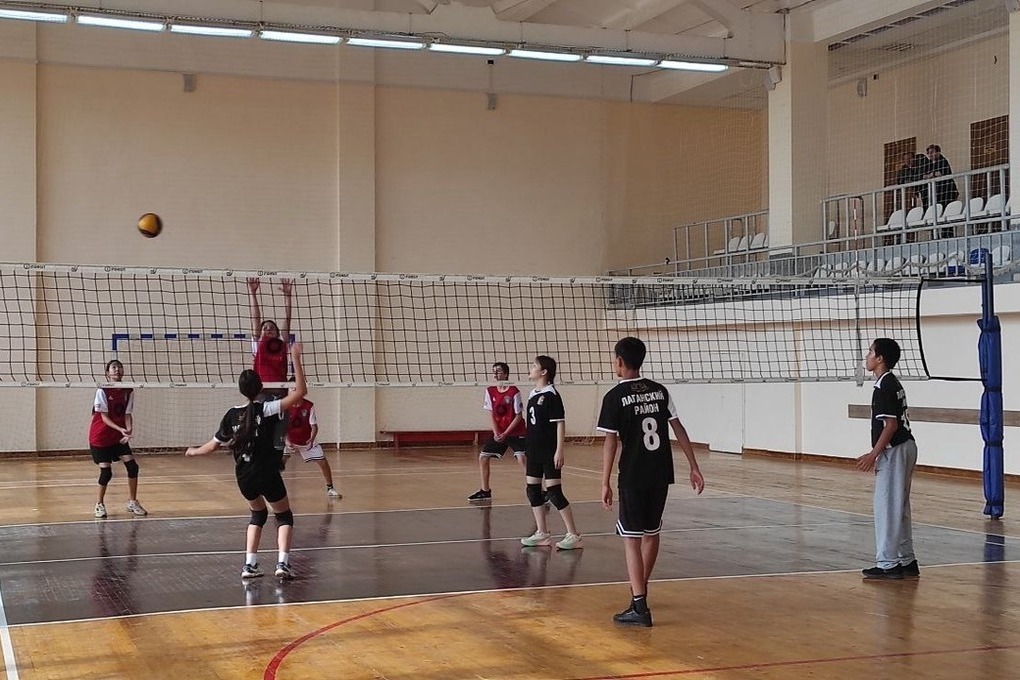 В Калмыкии стартовали соревнования по дворовому волейболу