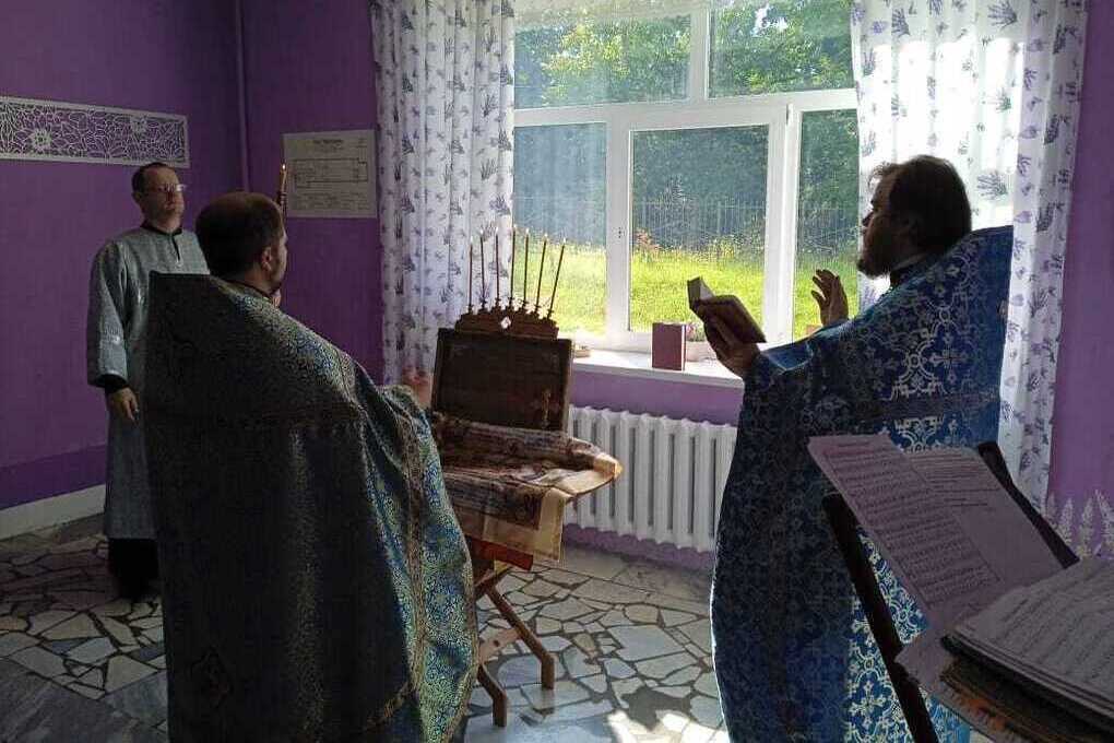 Prima Liturgia Divina al Centro di Aiuto per Bambini &quot;Raspravy Kryl&#039;ya&quot;: Un Passo Avanti nella Vita Spirituale della Comunità