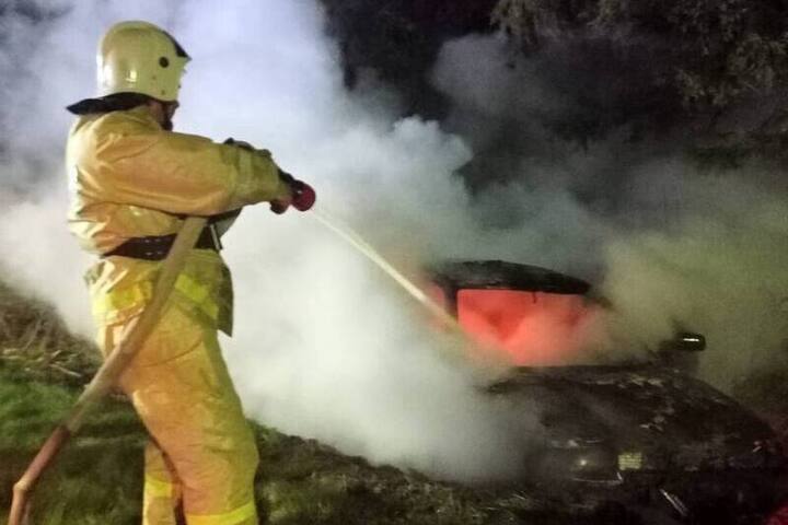 На дороге в Тверской области пожарные тушили горящий автомобиль