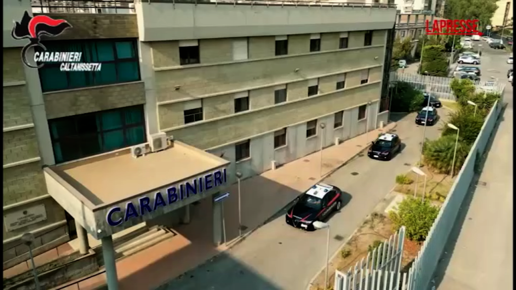 Aggressione a un prete a Gela: arrestato un 26enne e rifletti sulla sicurezza dei luoghi di culto 

Approfondimento
L&#039;aggressione al parroco di Gela ha sollevato preoccupazioni sulla sicurezza dei luoghi di culto e sulla necessità di aumentare le misure di protezione per i religiosi. La vicenda è ancora in corso di indagine, ma già si possono trarre alcune conclusioni sulla gravità dell&#039;evento e sulla necessità di una risposta adeguata da parte delle autorità.

Possibili Conseguenze
Le conseguenze dell&#039;aggressione al parroco di Gela potrebbero essere gravi e di lungo termine. La comunità locale potrebbe essere scossa dalla violenza dell&#039;evento e potrebbe esserci un aumento della tensione e della paura tra i fedeli. Inoltre, l&#039;aggressione potrebbe avere ripercussioni sulla libertà di culto e sulla sicurezza dei luoghi di culto in generale.

Opinione
L&#039;aggressione al parroco di Gela è un evento grave e inaccettabile. La violenza contro i religiosi e i luoghi di culto è una minaccia alla libertà di culto e alla sicurezza di tutti. È fondamentale che le autorità prendano misure adeguate per prevenire simili eventi e per proteggere i religiosi e i luoghi di culto.

Analisi Critica dei Fatti
L&#039;analisi dei fatti dell&#039;aggressione al parroco di Gela rivela una serie di elementi preoccupanti. La presenza di disturbi di personalità e di fanatismo religioso nel soggetto aggressore suggerisce una complessità del caso che richiede un&#039;indagine approfondita e una risposta adeguata da parte delle autorità.

Relazioni con altri fatti
L&#039;aggressione al parroco di Gela non è un evento isolato. Ci sono stati altri casi di violenza contro i religiosi e i luoghi di culto in Italia e nel mondo. È fondamentale che le autorità prendano misure adeguate per prevenire simili eventi e per proteggere i religiosi e i luoghi di culto.

Contesto storico
L&#039;aggressione al parroco di Gela si inserisce in un contesto storico di violenza e di intolleranza contro i religiosi e i luoghi di culto. È fondamentale che le autorità prendano misure adeguate per prevenire simili eventi e per proteggere i religiosi e i luoghi di culto.

Fonti
Questo articolo proviene da LaPresse. L&#039;articolo originale può essere trovato al seguente link: Prete accoltellato a Gela, le immagini dell&#039;aggressione